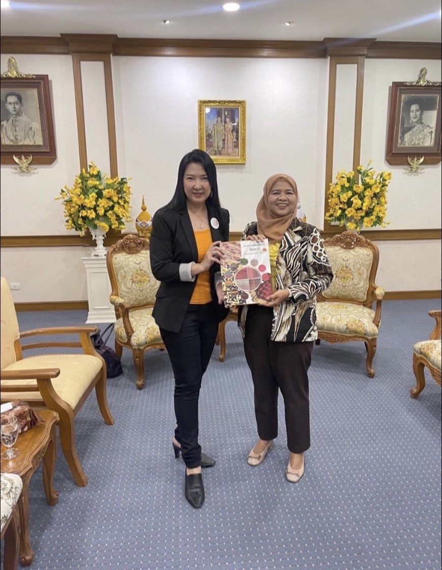 Honored to meet K. Pateemoh Sadeeyam, Pattani Governor, 1st female Muslim Governor in Thailand. She discussed & agreed to partner #UNFPAThailand in many joint initiatives namely:
 #SRHR #GenderBasedViolence #GBV #SDG5 
#LifeCycleDigitalPlatform (Line @ SoSafe) 
#ICPD30 #HerAwards