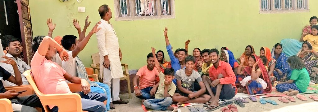 Youth and leaders of #AsangathitKshetraKamgarSangathan discuss about safe migration and workers rights while celebrating #MayDay2024 in #Saran district of #Bihar. In their worker's manifesto for just futures, they demand jobs at local level &amp; encouragement to workers collectives.