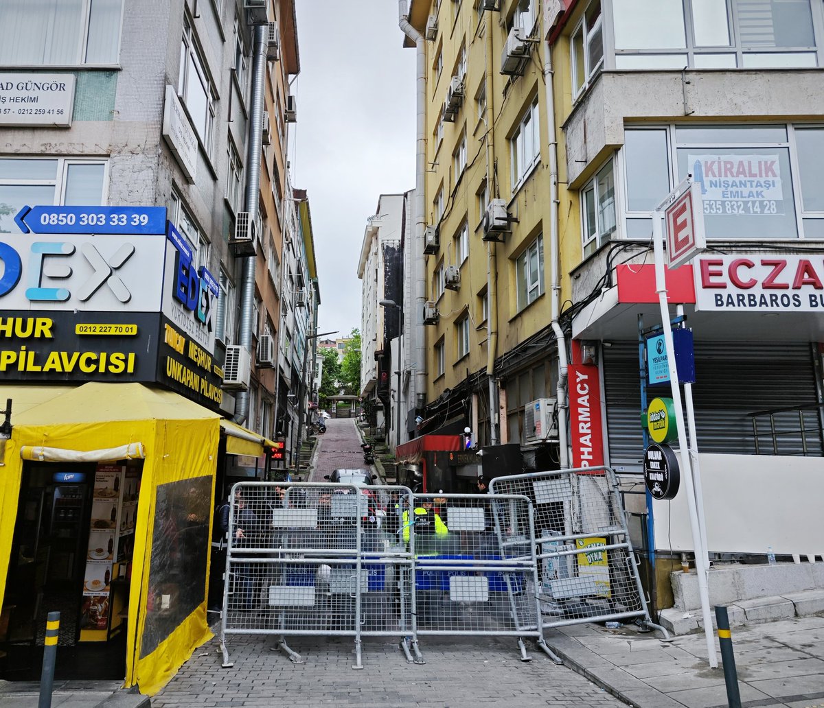 Barbaros Bulvarı'na çıkan tüm sokaklarda barikat var.