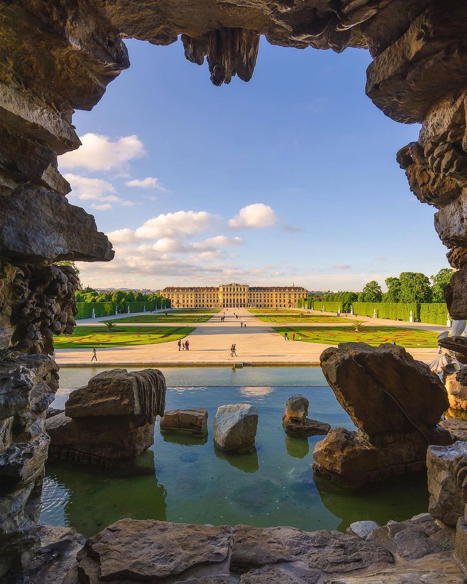🇦🇹 We wish you a wonderful first of May from #Schönbrunn #Palace! 📸 instagram.com/nagyloryphoto