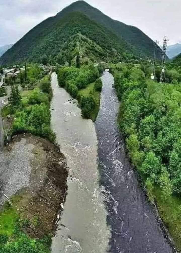 In Georgien kommen zwei Flüsse zusammen, ohne sich zu vermischen! Ein bemerkenswertes Naturphänomen im Kaukasus.