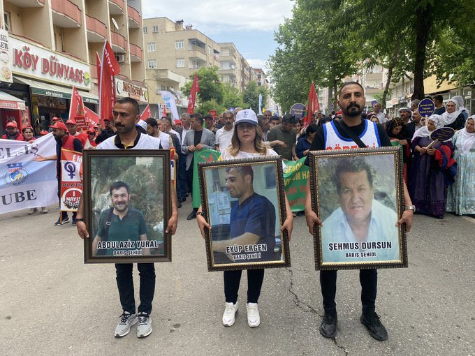 ▫️ Şırnak’ta emekçiler, sokağa çıkma yasaklarında katledilen sağlık çalışanlarının fotoğrafları ile yürüdü.