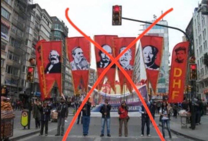 Türkiye'de Hangi fabrika'da Lenin Stalin Mao posteri var.

Hangi işçi bu posterlerle miting alanına iner.

Bu posterleri taşıyanların alayı marjinal sol terrör örgütlerinin militanlarıdır.

Bunlar da bunlara prim verenlerde vatansız koppektir.