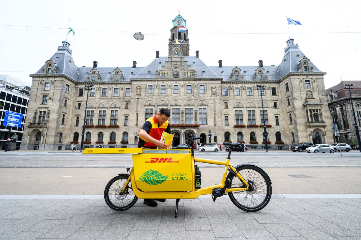 Definitief Verkeersbesluit zero-emissiezone en ontheffingenbeleid vastgesteld door het college van B&W! ✅ Dit betekent dat de meest vervuilende bestel- en vrachtauto’s per 1 januari 2025 de stad niet meer in mogen. 🚛🌿 Lees hier meer: bit.ly/4b0IPqy #ZEzone