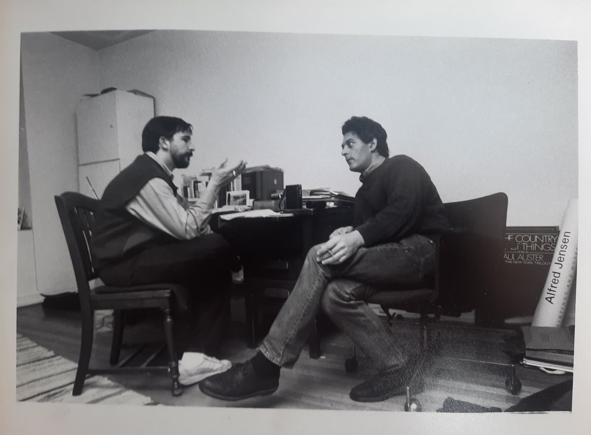 Primera visita a Paul Auster en su estudio de Brooklyn, en abril de 1990. 'El palacio de la luna' me había entusiasmado. Seguirá vivo en nuestra biblioteca y en nuestra memoria (la foto la hizo Inma Sainz de Baranda). lavanguardia.com/cultura/202405…