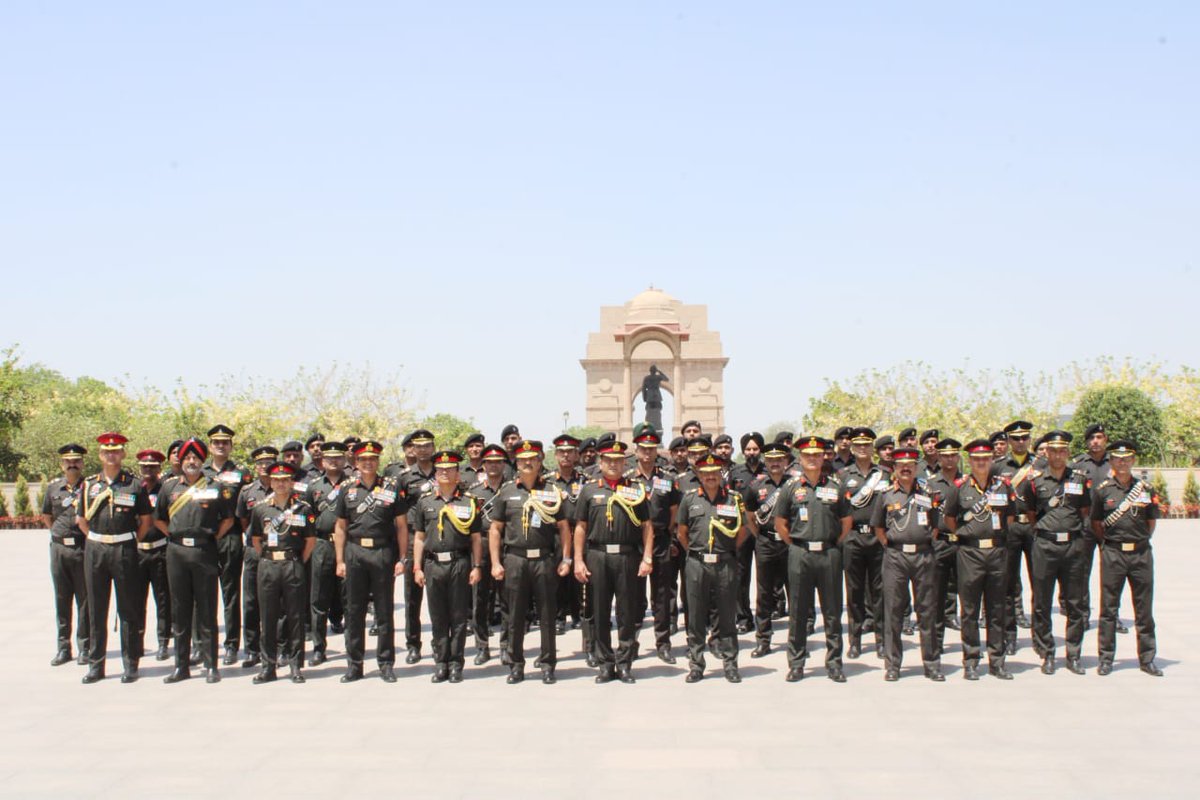 On the occasion of 86th #ArmourDay, Director General #ArmouredCorps alongwith Senior Officers of Armoured Corps laid wreath at the National War Memorial #NWM saluting the #Bravehearts who laid down their lives for the Nation.

#IndianArmy