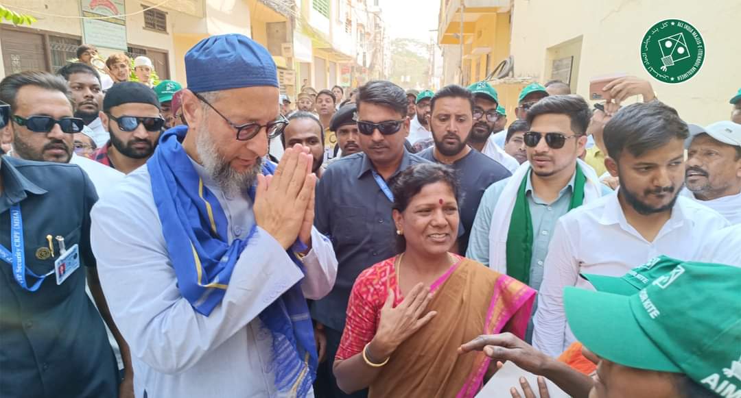 #AIMIM President & candidate from Hyderabad constituency, Br @asadowaisi sahab holds door-to-door election campaign in Hyderabad under karwan Constituency.

#AIMIM #Hyderabad #LokSabhaElections2024      
#Vote4Kite #Vote4Right
#VoteforVoice