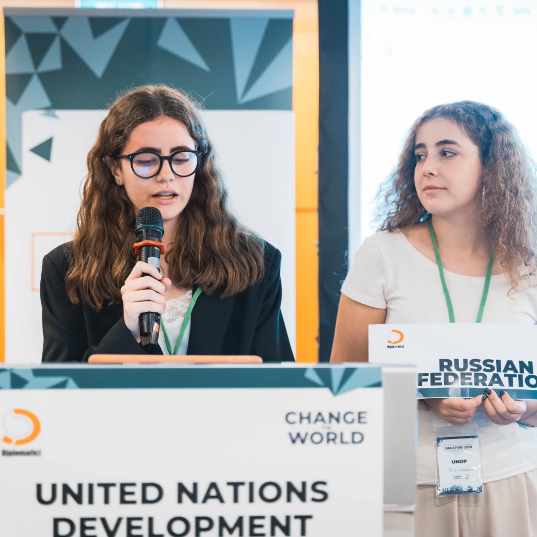 diplomatici's tweet photo. Le alleanze si sono ormai formate, le crisis sono state superate e si può passare alle voting procedures! 🎤
#cwmunsingapore2024 #cwmun https://t.co/ZIWplVv9Zh