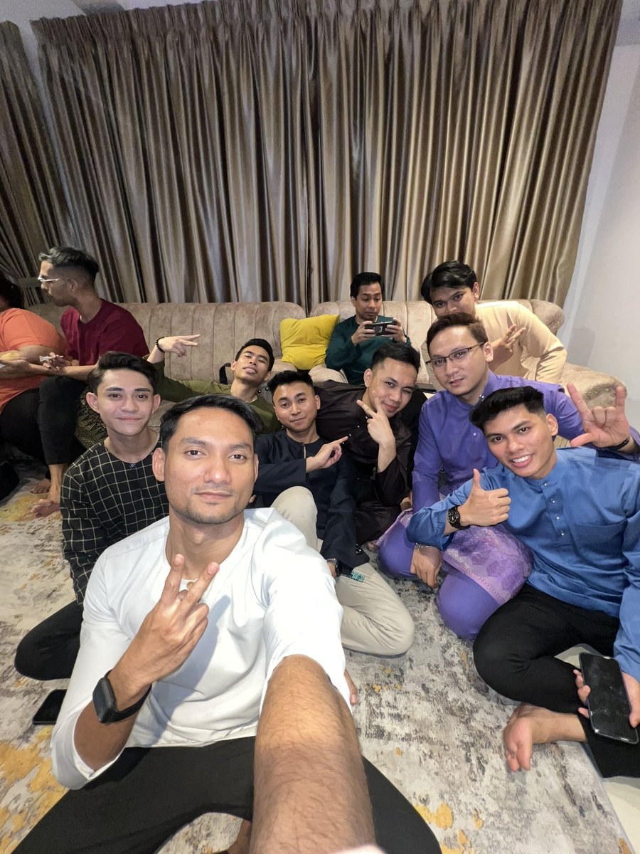 Nobody can ever described how happy I am last night having these bright and happy people around me. A very well night spent. Thank you for coming to my small raya open house. Sorry kalau ada yang kurang. Selamat Hari Raya 🤍