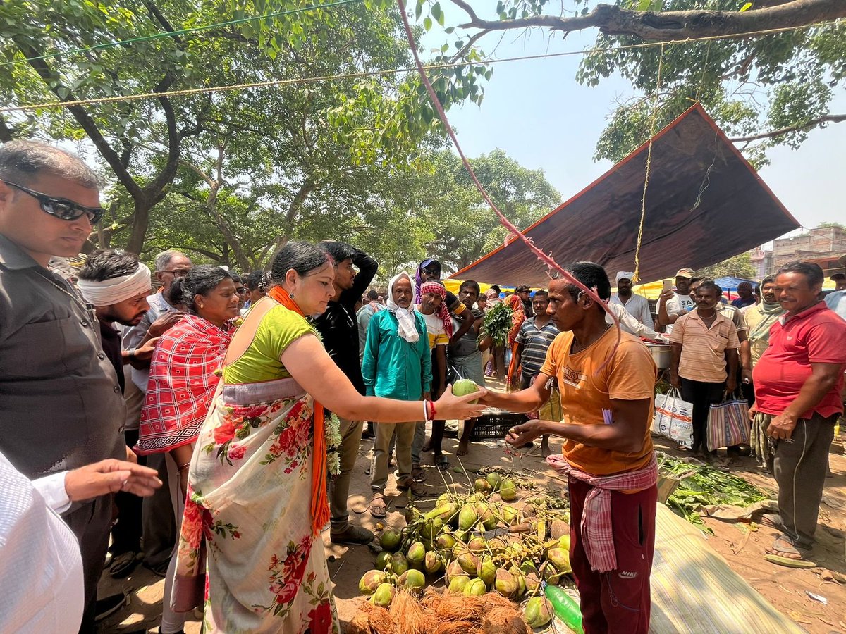 কেশিয়াড়ী বিধানসভার মন্ডল-২ এর অন্তর্গত সোনাকোনীয়ার হাঁটে জনসংযোগ কর্মসূচিতে উপস্থিত ছিলাম। মানুষের ভালোবাসা এবং উৎসাহ দেখে আমি নিশ্চিত মেদিনীপুরে পদ্ম ফুটবেই। #MedinipurBJPKeChay