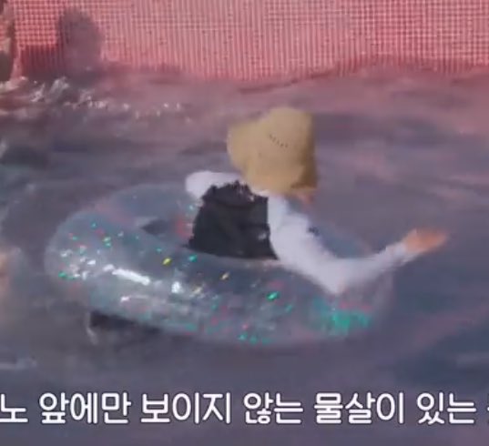 minsung can’t swim so they put quokkabit with those float WHY SO CUTEEE 😭😭🤎🤍