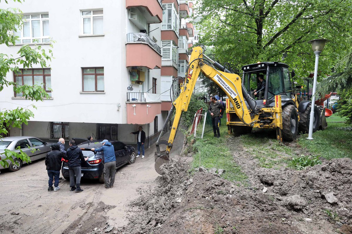 Yağmurun hala etkisini sürdürmesi nedeniyle ekiplerimiz, bugün de 24 saat nöbet tutacak ve olası su baskınlarına anında müdahale edecek. 444 93 64 numaralı çağrı merkezimizden ve 344 02 35 numaralı telefondan bize ulaşabilirsiniz. Yağışlardan etkilenen tüm vatandaşlarımıza bu…