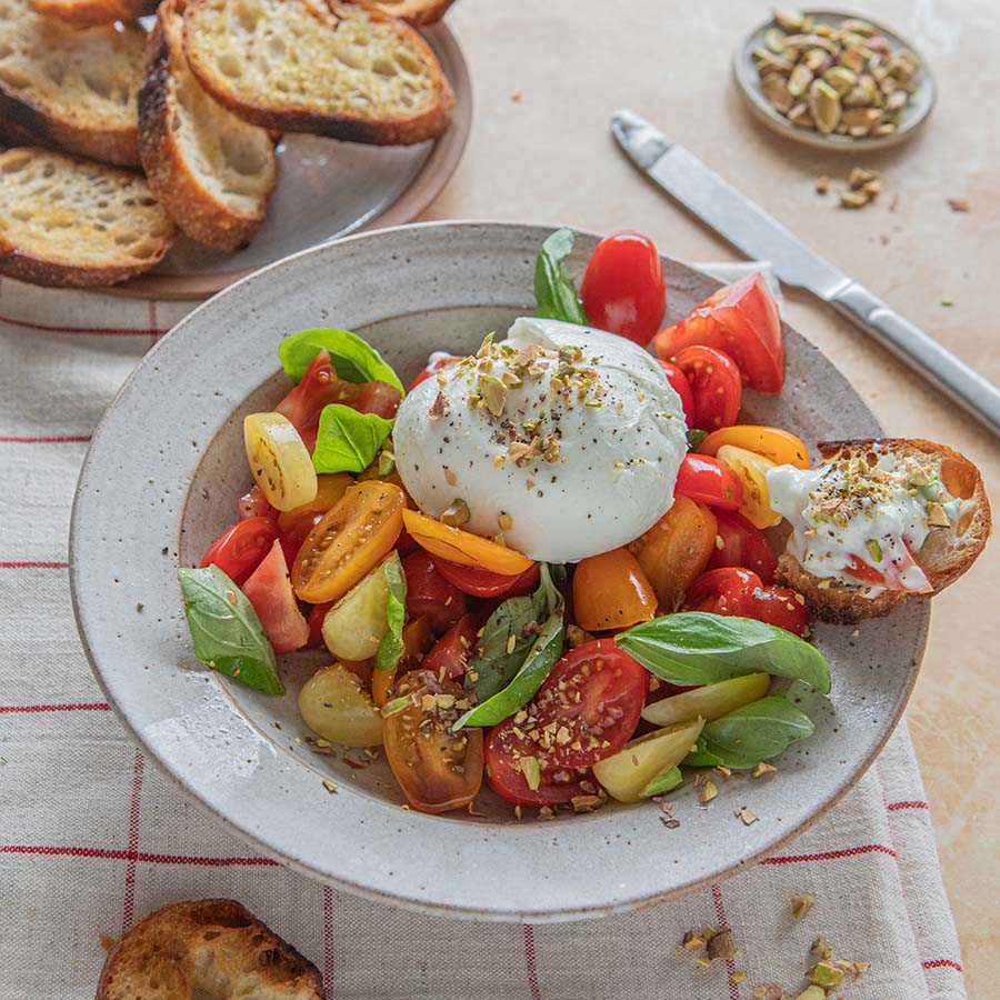 Burrata Salad with Air Fried Bread 🍅 I had this nearly every day in Italy and it lives in my head rent free. Burrata is so underrated and you can get it in most supermarkets. 🍽️ Serves - 2 🔥 Calories - 442 👨‍🍳 Cooking - 7 mins Recipe: boredoflunch.com/recipes/burrat…