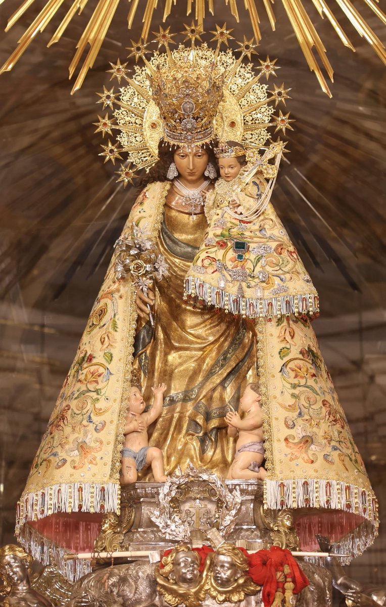 El Teniente General Comas ofrece su Faja a la Virgen de los Desamparados, Patrona de Valencia. Mas de 200 años de tradición y milicia. #SomosTuEjército #MareDeDeu #VirgenDesamparados #MadreDeValencia @basilicadesampa