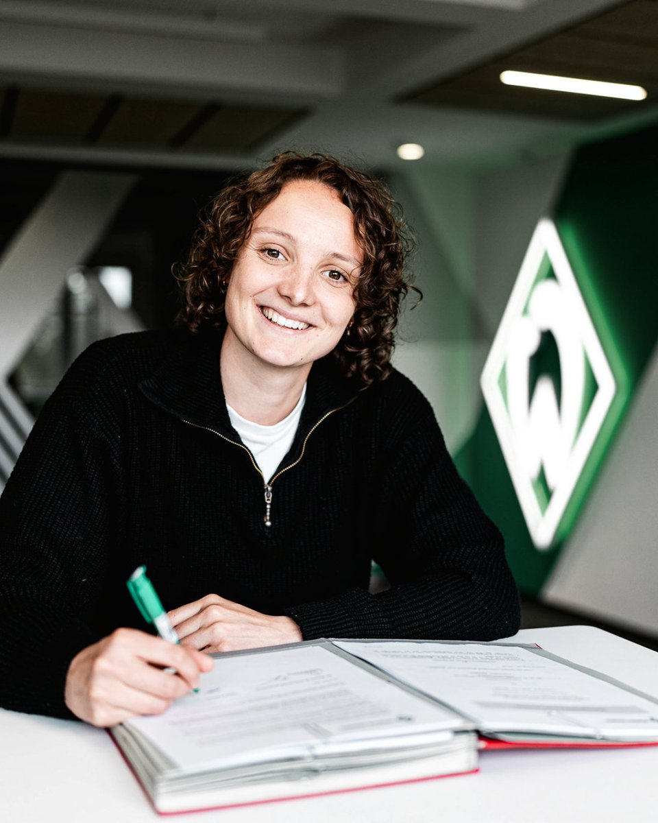 Ab Sommer sagen wir: Moin, Verena! 😍 👋 Die Offensivspielerin wechselt zur neuen Saison von Leverkusen nach Bremen. Wir freuen uns schon auf dich! 💚 Zur Meldung 👉 svw.de/VerpflichtungW… #werderfrauen #werder