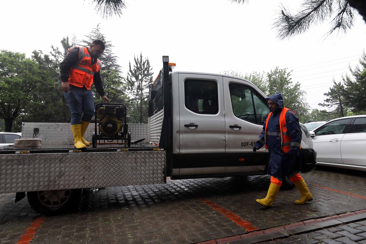 250 kişilik ekiple yollarda biriken suları temizleyen ekiplerimiz, evleri sular altında kalan vatandaşların da imdadına yetişti. Greyder, vidanjör ve kepçelerden oluşan 70 araçla gece boyu çalışmaların sürdüğü ilçemizde, ekiplerimiz özellikle aşırı yağışlardan yoğun olarak…