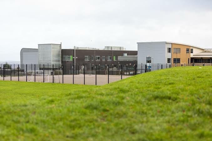 BOY, 17, ARRESTED AND IN CUSTODY AFTER THREE PEOPLE INJURED IN INCIDENT AT SHEFFIELD SCHOOL A 17-year-old boy has been detained following reports of three people being injured at Birley Community College in Sheffield this morning (Wednesday 1 May). facebook.com/10004710686129…