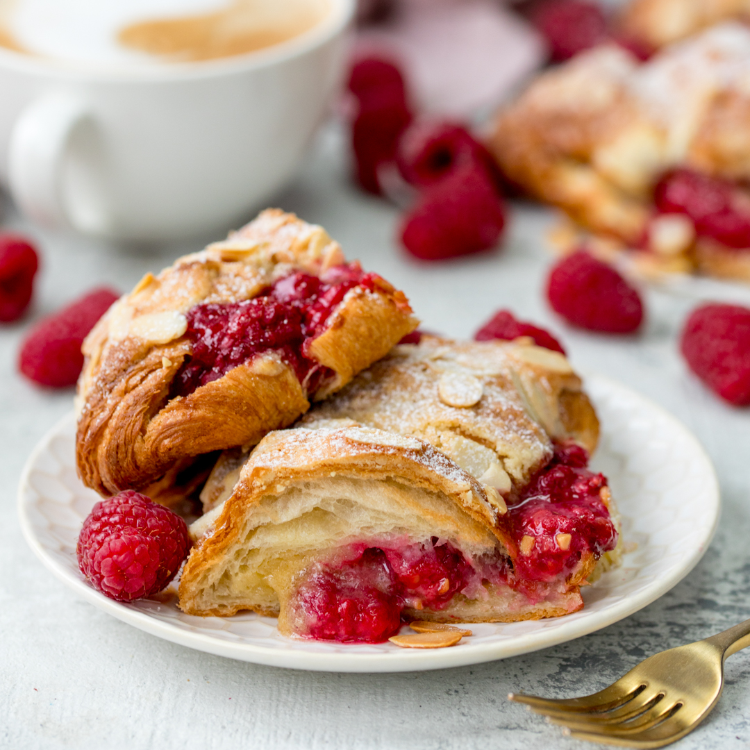 These Raspberry and Almond Croissants, filled and topped with frangipane are the best breakfast treat😋🥐
A fab idea for Mother's Day breakfast, for all those celebrating this weekend.

kitchensanctuary.com/quick-raspberr…
#Breakfast #Brunch #KitchenSanctuary