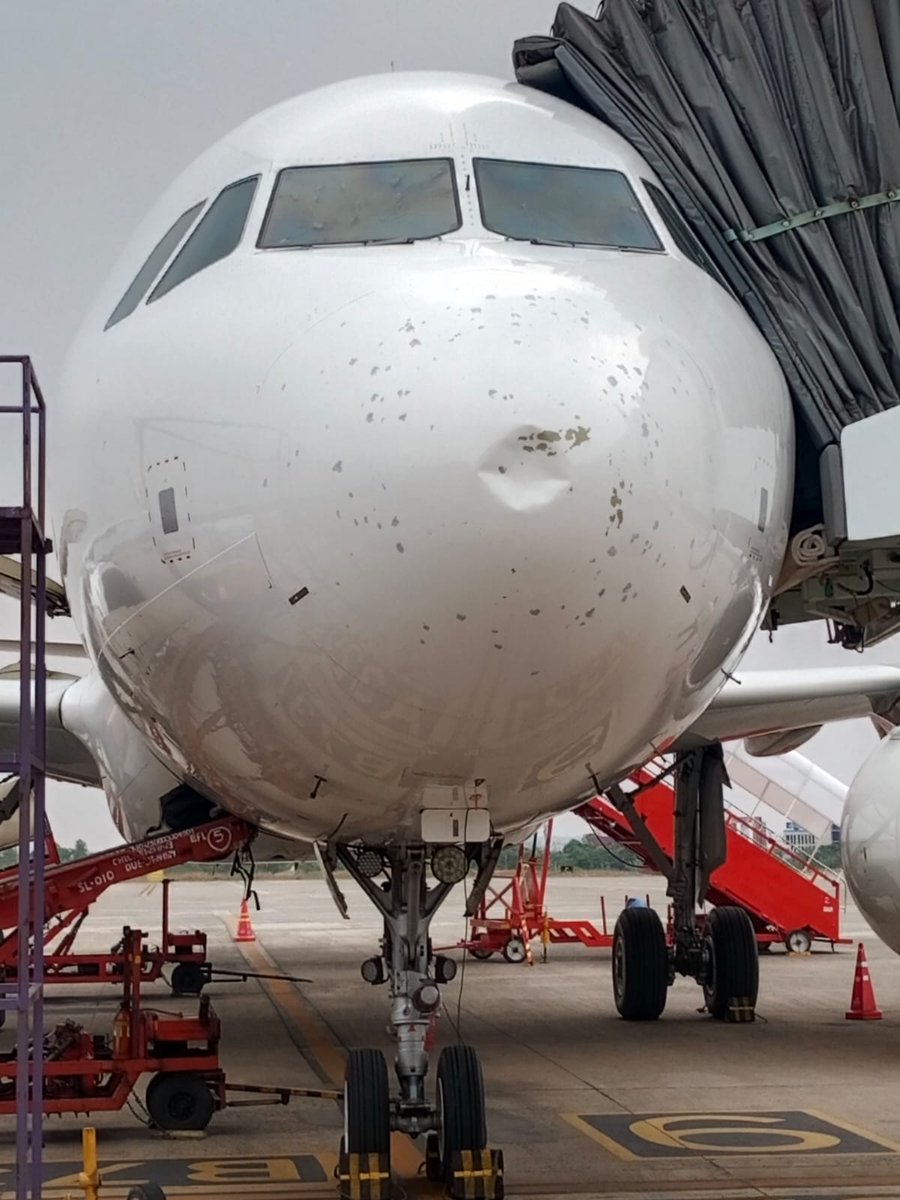 Vistara flight enroute Delhi makes emergency landing after windshield breaks due to hail storm in #Bhubaneswar. Passengers safe
#Vistara