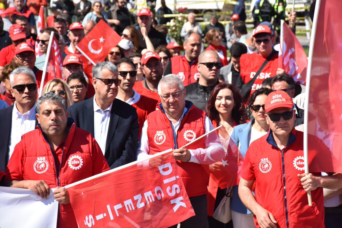 Eşitlik ve özgürlük mücadelesi veren tüm emekçilerimize selam olsun. Her zaman yanlarında olmaya, haklarını savunmaya ve dayanışmamızı güçlendirmeye devam edeceğiz. 1 Mayıs İşçi ve Emekçi Bayramı kutlu olsun. #1Mayıs