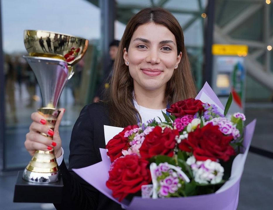 A hero's welcome! 🤩

📷: Azərbaycan Şahmat Federasiyası
#chess #womeninchess #EWCC24