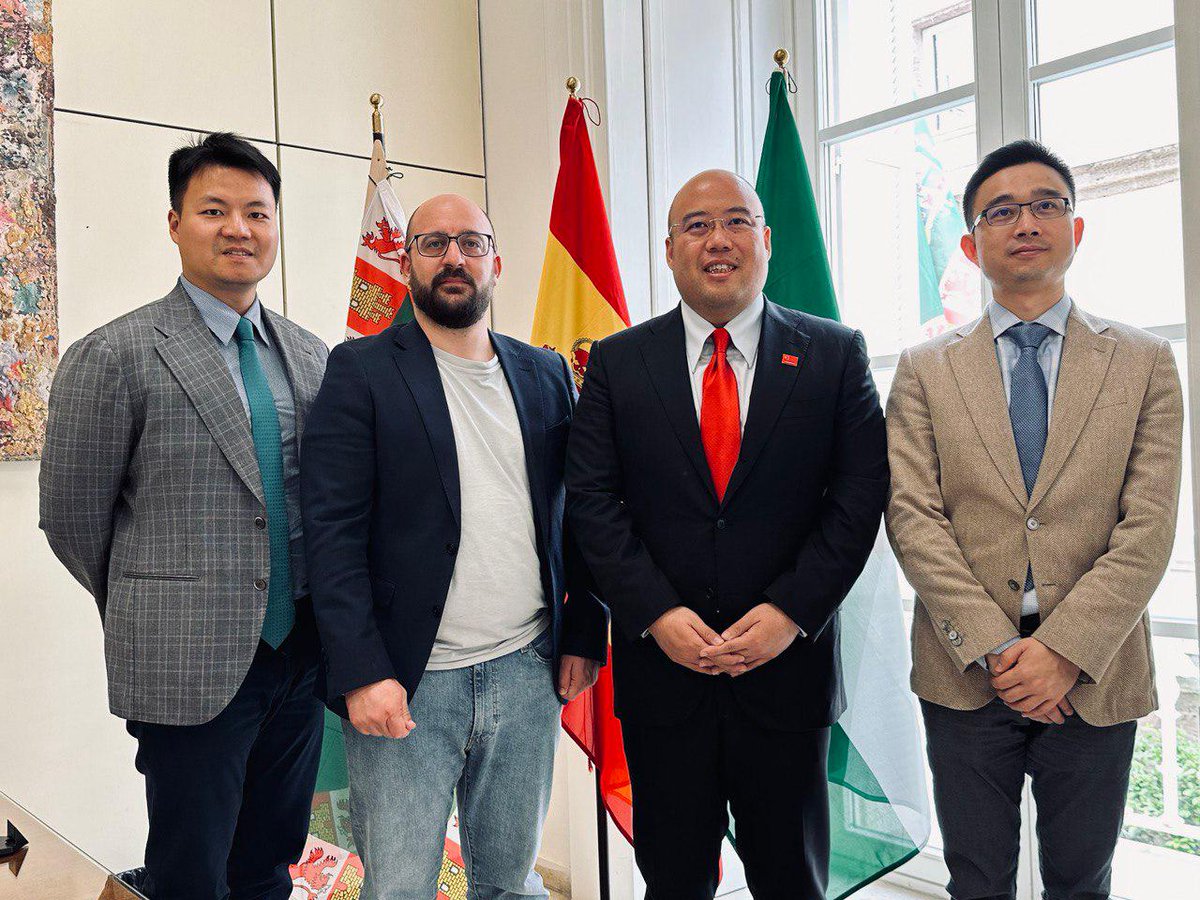 Reunión de @GermanBeardo con un grupo inversor chino. 👉Buscan abrir oportunidades de negocio entre las provincias de Cádiz y Fujian. ℹ dipucadiz.es/prensa/actuali…