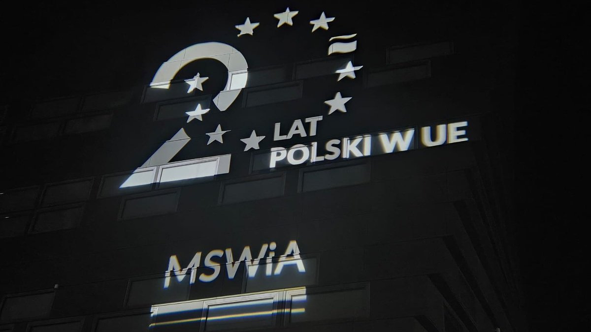 🇵🇱 🇪🇺 Centrum Personalizacji Dokumentów #MSWiA świętuje 20. rocznicę wstąpienia Polski do Unii Europejskiej. #DobrzeŻeJesteśmyRazem #20latPolskiwUE