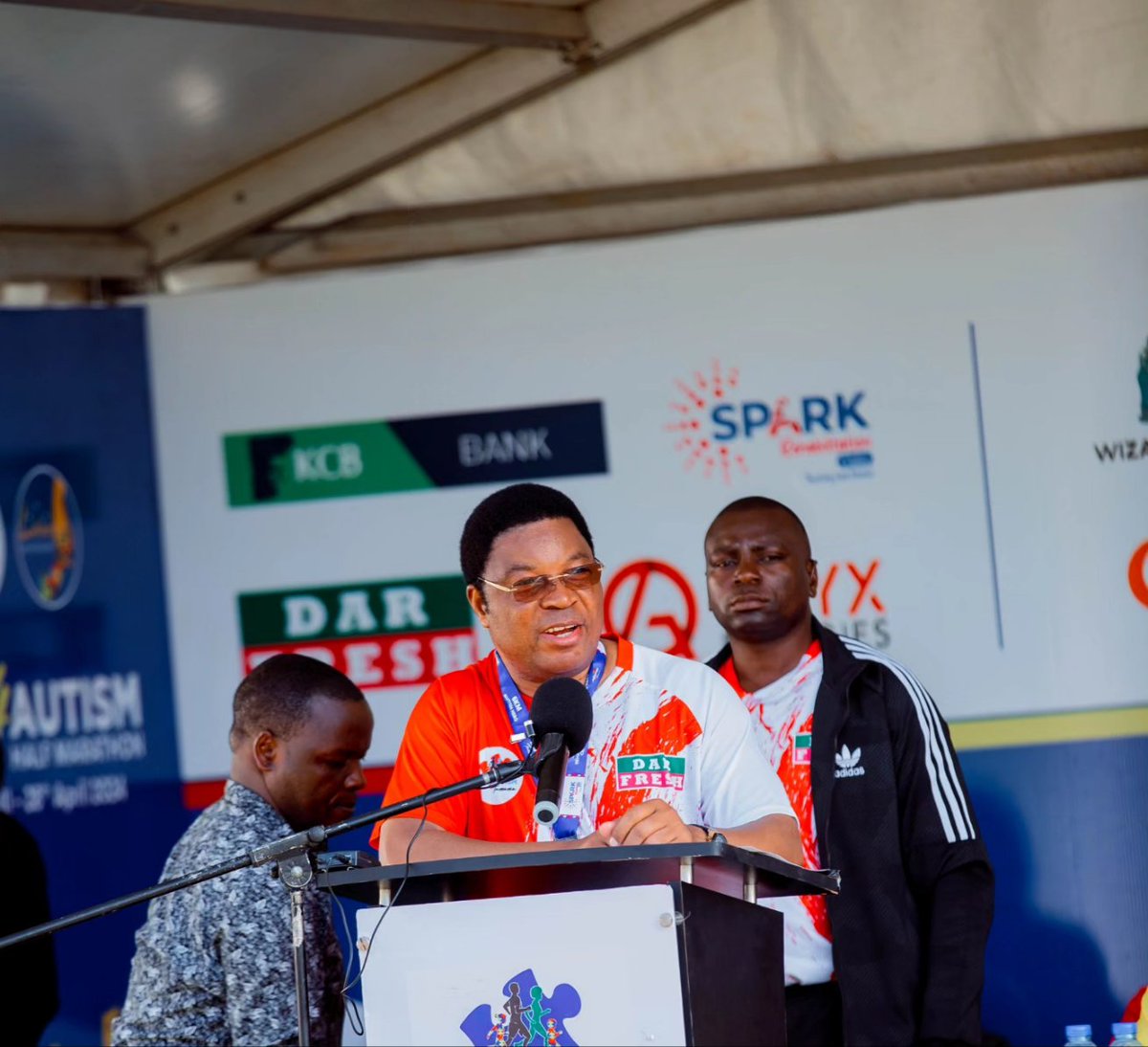 Waziri Mkuu wa Tanzania, Mhe Kassim Majaliwa Majaliwa ambaye alikuwa mgeni rasmi katika mbio za Usonji za Run 4 Autism Tanzania Half Marathon, zilizofanyika tarehe 28/04/2024 katika viwanja vya farasi jijini Dar es Salaam Tanzania.