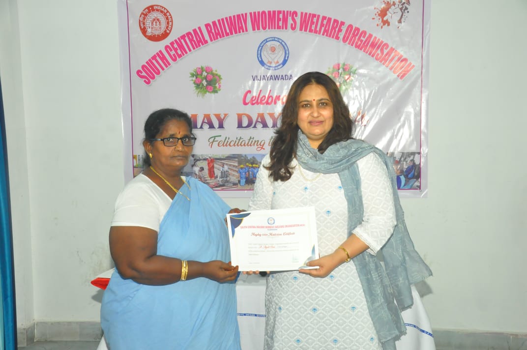 Dr. Varsha Patil, President, SCRWWO Vijayawada Division handed over the certificates to the staff on the occasion of #MayDay and congratulated them for continuing to serve Indian Railways with dedication & hard work #LabourDay #LabourDay2024 #SCRWWOBZA @SCRailwayIndia