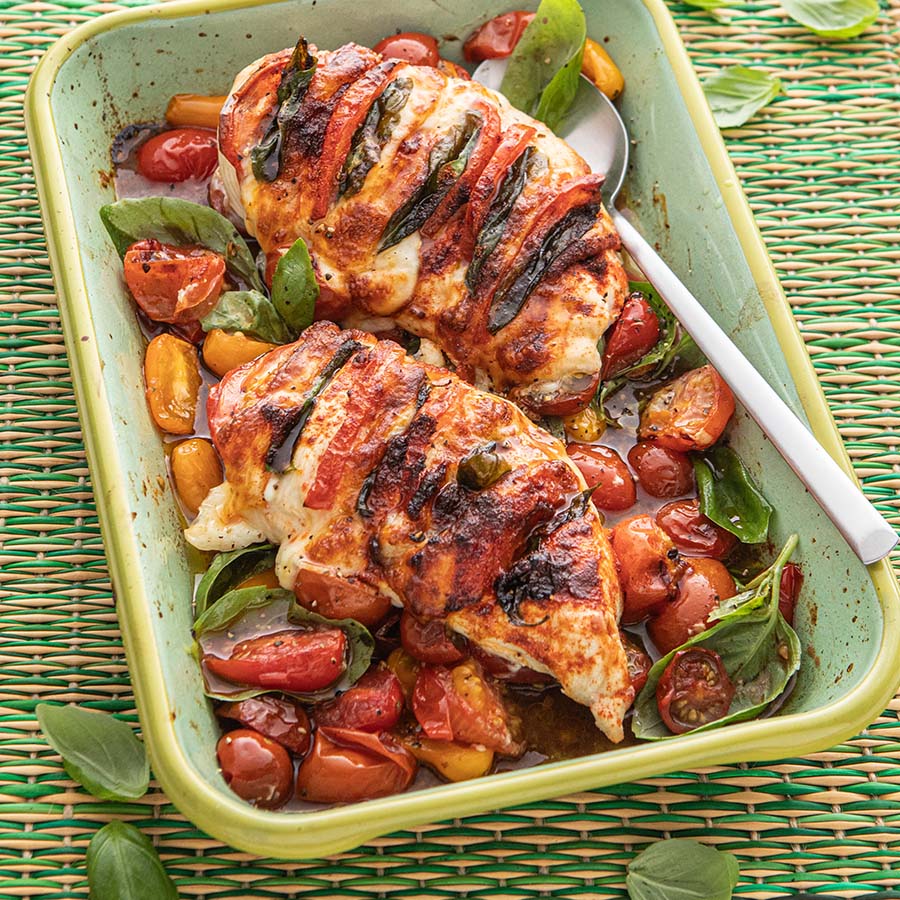 Air Fryer Caprese Chicken 🍅🌿

Taking one of my favourite Italian salads and literally shoving it inside a chicken breast 🤌

🍽️ Serves - 3
🔥 Calories - 299
👨‍🍳 Cooking - 20 mins

Recipe: boredoflunch.com/recipes/air-fr…

#airfryer #airfryerrecipes #chicken #chickenrecipes #salad