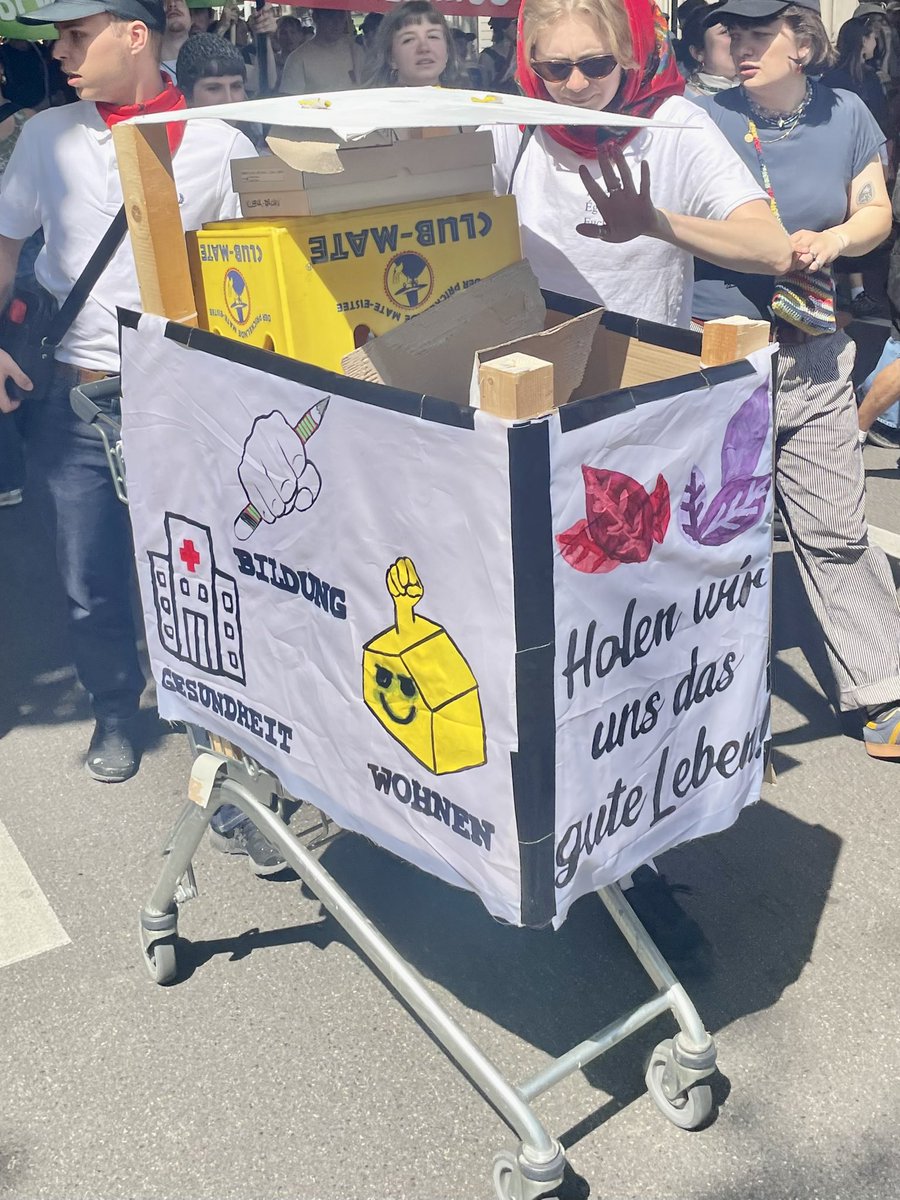 [Zürich] Aktion gegen Polizeigewalt!

#1MaiZH #Polizeigewalt #Abolitionismus #Feminismus #Klassenkampf #CareArbeit #OccupationIsACrime #KapitalismusMachtKrank