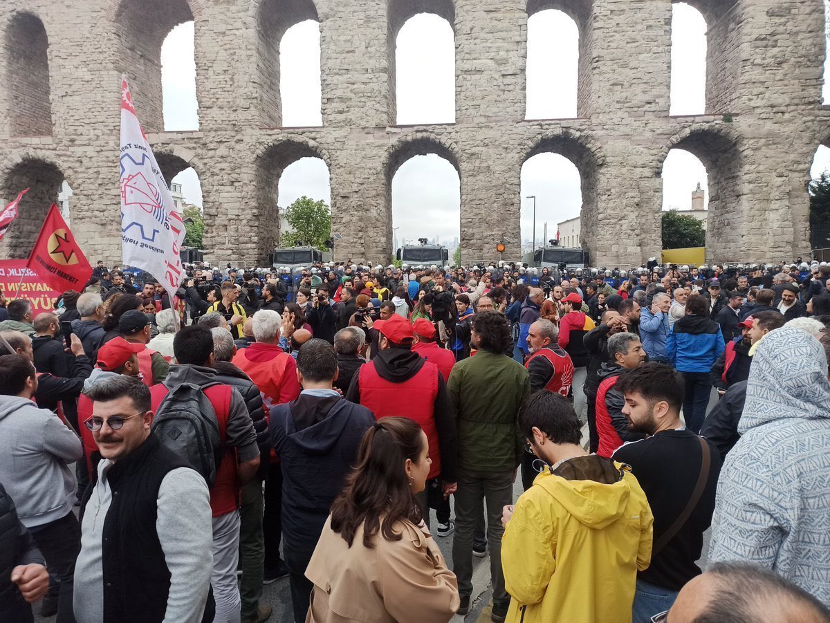 Polis: 'Güvenlik güçlerine saldırmayın, kanunsuzluk yapıyorsunuz.'