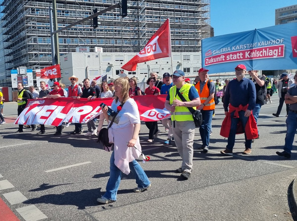 Der Mai ist gekommen ... und damit der #1Mai . Hab den heutigen #TagderArbeit zum Anlass genommen, meinem Kind auf der DGB-Demo von der wichtigen Arbeit der Gewerkschaften zu erzählen. @DGB_Berlin_BRB @_verdi