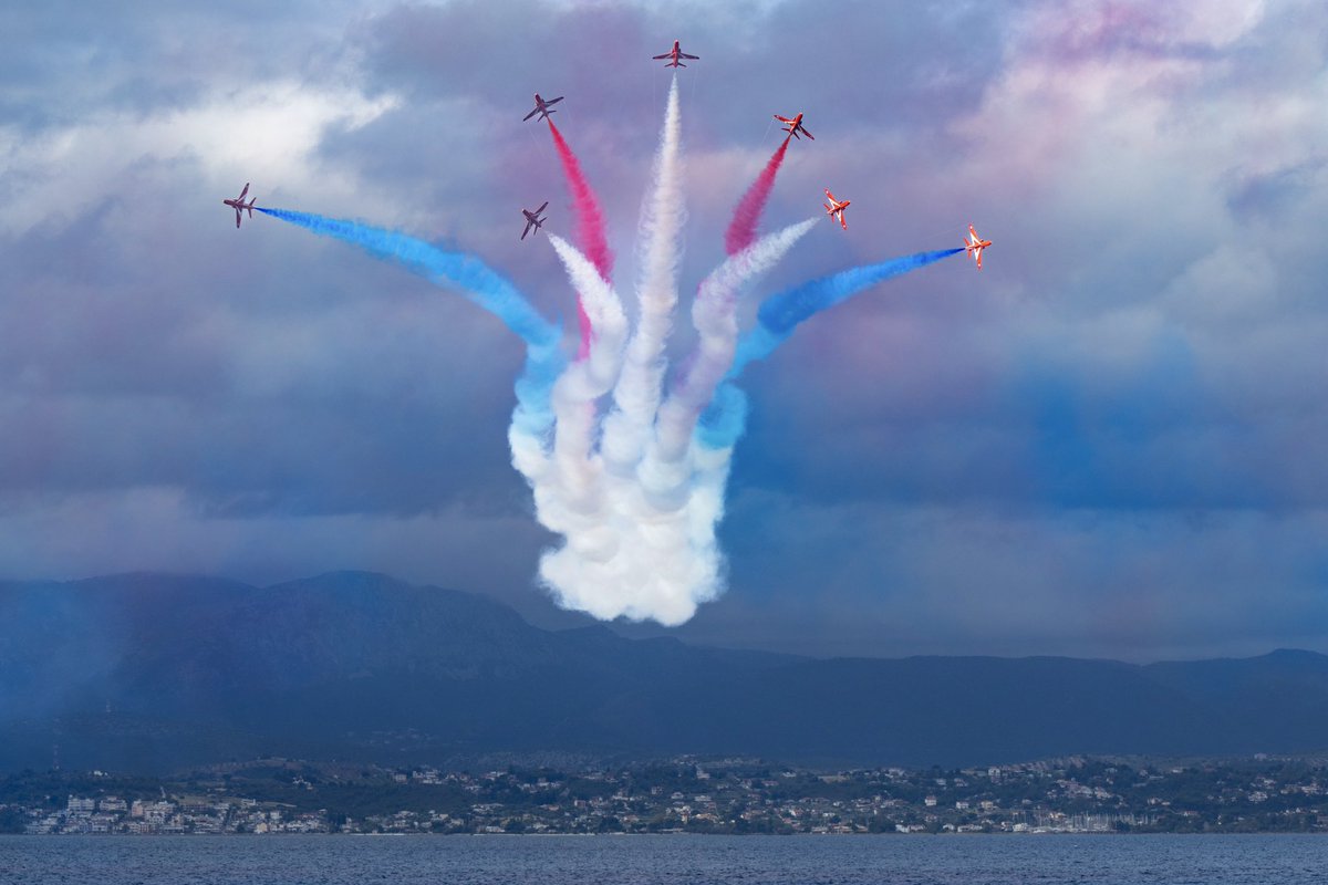 Break Break Break @rafredarrows #redarrows #springhawk