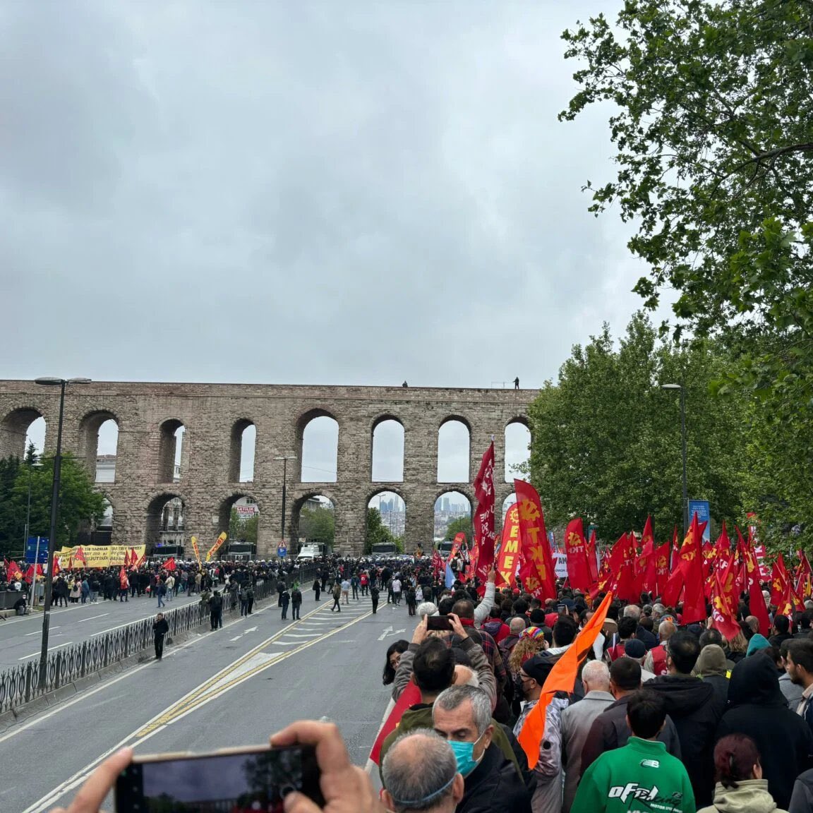 Saraçhane'de toplanan DİSK ve KESK, Taksim'e yürümekten vazgeçti.