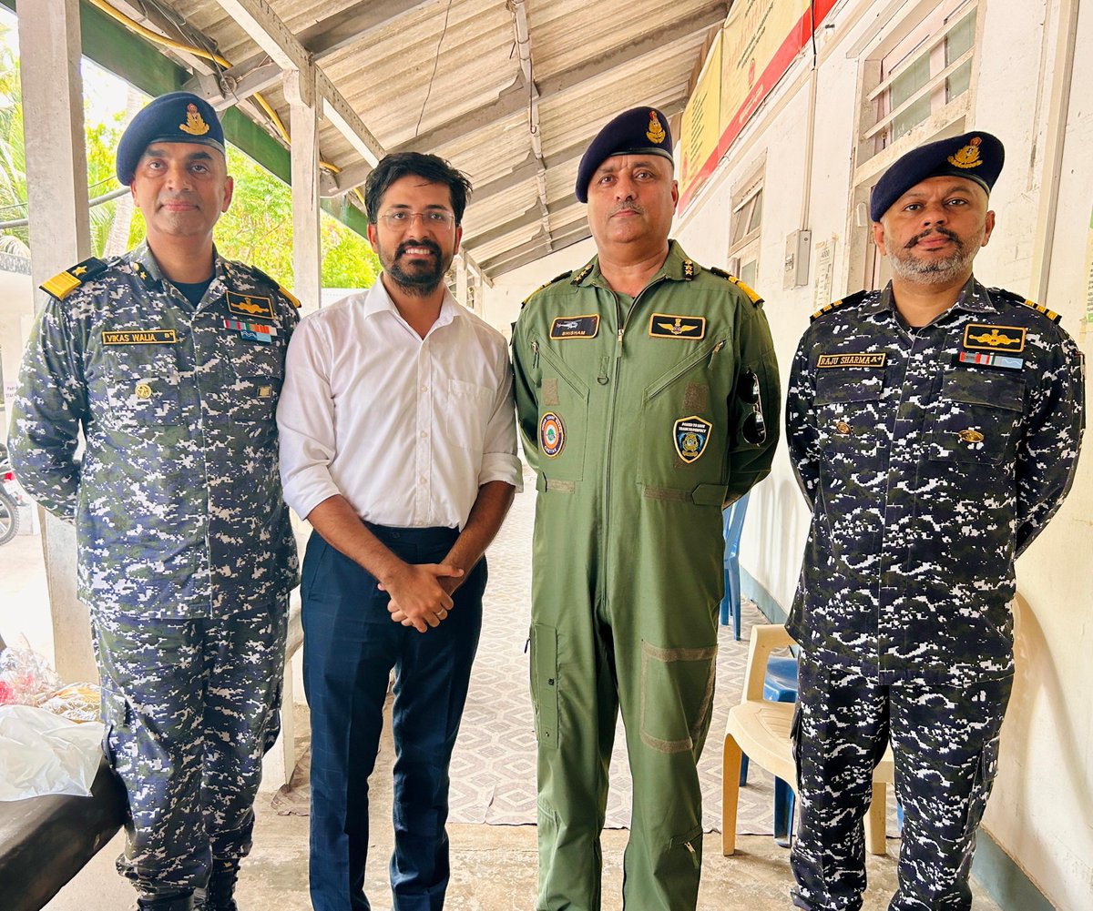 Commander CG Region (West) IG Bhisham Sharma, PTM, TM reviewed the security and operational preparedness of the @IndiaCoastGuard units at #Lakshadweep group of #Island bolstering maritime security. During his two day visit from 29-30 Apr, the Commander also reviewed the…