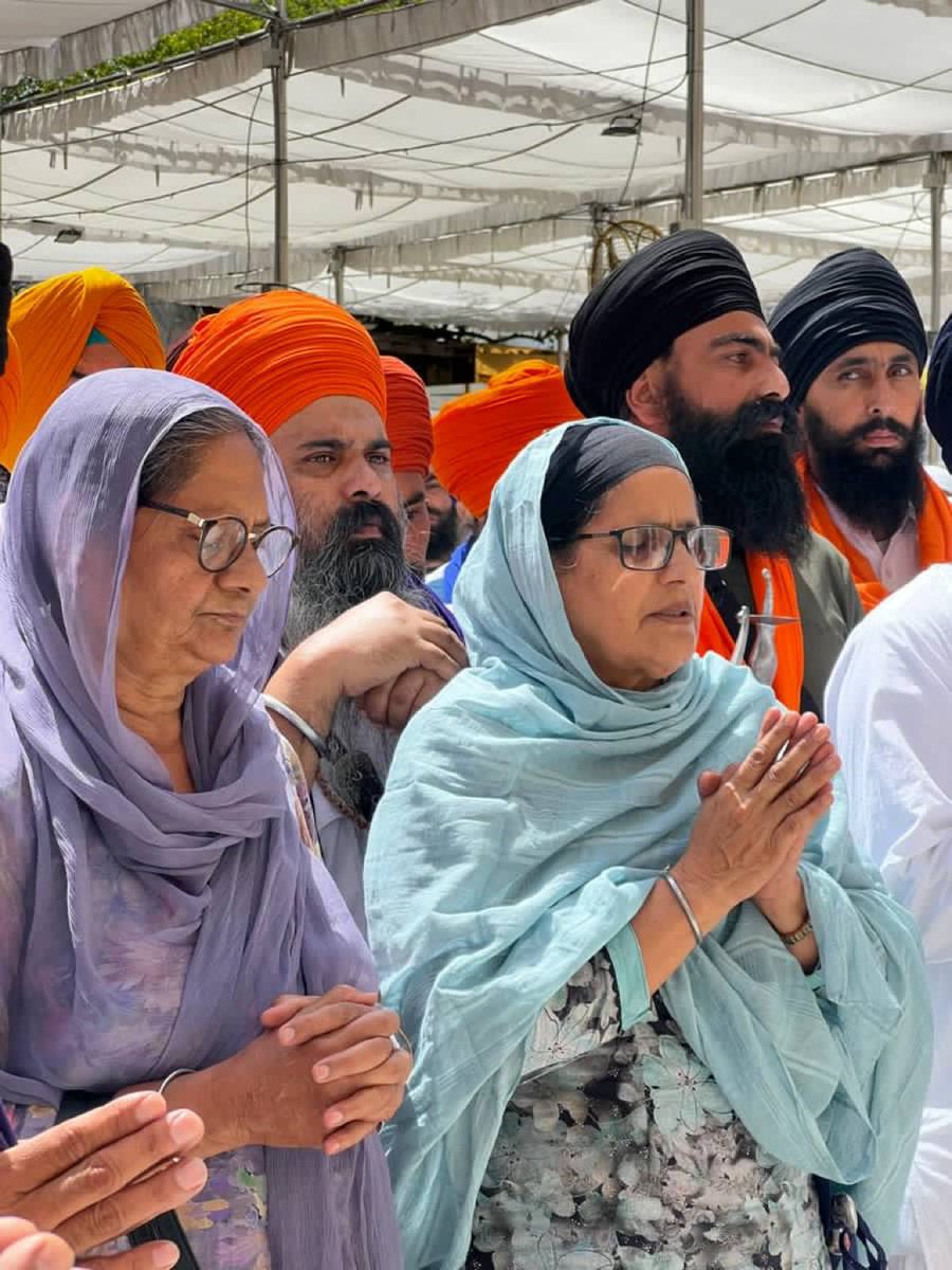 _Khalsa_00's tweet photo. After more than 2 months, #AmritpalSingh’s parents lifted the protest from the heritage street near Sachkhand Sri Harmandar Sahib to focus on the parliamentary #polls campaign for the #Sikh leader from Khadoor Sahib #constituency.

#HalaMadrid #paobc #srchafreen #wizkidanddavido https://t.co/WYAuQB10x1