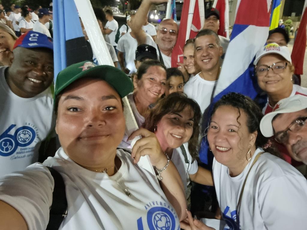 Desde la tribuna antimperialista #CubaCoopera dice #PorCubaJuntosCreamos. Viva el #1Mayo Vivan nuestros trabajadores @MINSAPCuba @cabrera_laza @YagenPomares @rodriferzoe @naslyyoa @walfridoramos1