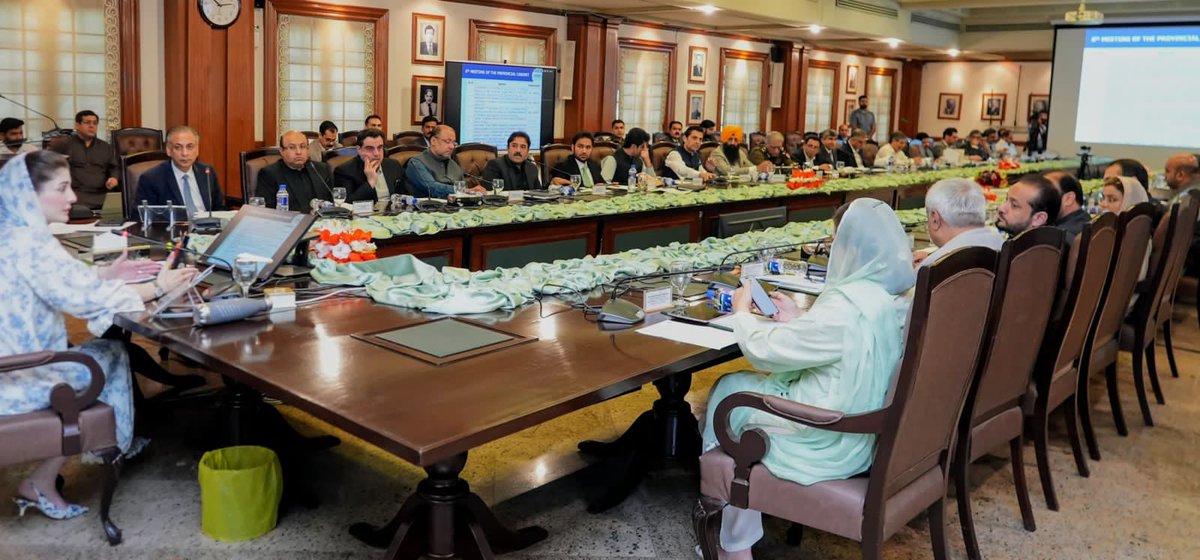 Marriyum_A's tweet photo. The Punjab Cabinet, chaired by the CM @MaryamNSharif, yesterday formed a Cabinet's standing committee on Smog and Climate Resilient Punjab to tackle the smog crisis. With smog posing significant health risks in recent years, this decision is crucial for safeguarding public health.