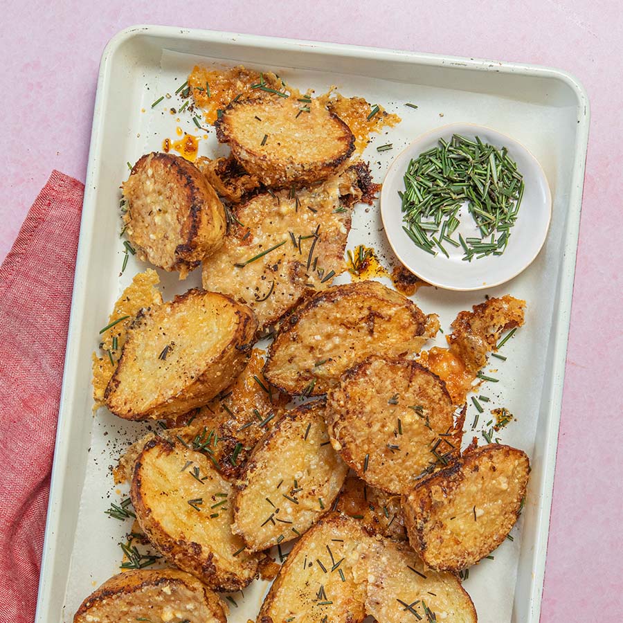 Air Fryer Crispy Parmesan & Butter Potatoes 🥔 Say hello to my new favourite way to make Air fryer potatoes. 🍽️ Serves - 4 🔥 Calories - 317 👨‍🍳 Cooking - 30 mins Recipe: boredoflunch.com/recipes/air-fr… #airfryer #airfryerrecipes #potato #easyrecipes