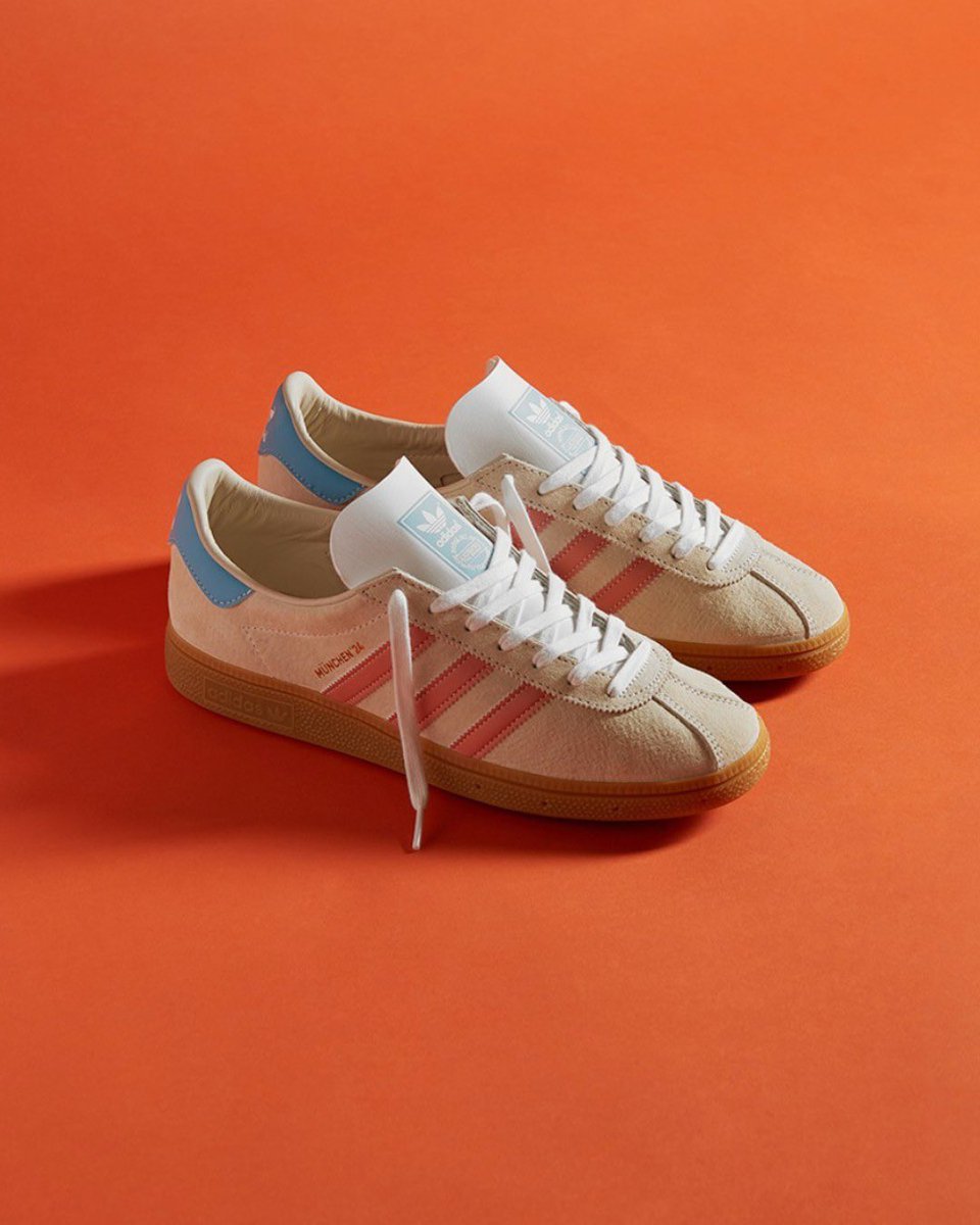 First introduced in 1976 as an indoor training shoe, the #adidasOriginals München made its mark on the trainer world as part of the highly celebrated city series. The München took its name from the Bavarian capital, home to the famous Bayern Munich football club.