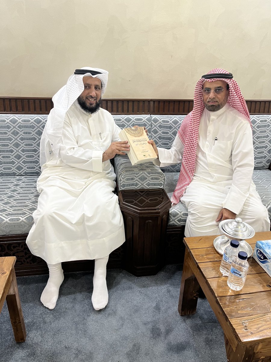 alhaswan55's tweet photo. شرفني أخي الكريم الأستاذ الدكتور حمد بليه المرهان بزيارة و أهداني جزاه الله خيراً كتابه الذي صدر مأخراً
( بصيرة معلم و قدوة متعلم)
روائع قصص الميدان التربوي
و هو ثلاثة أجزاء بذل فيها جهداً كبيراً أسأل الله أن يبارك فيه و في علمه و أن ينفع به https://t.co/vkUey0RumM