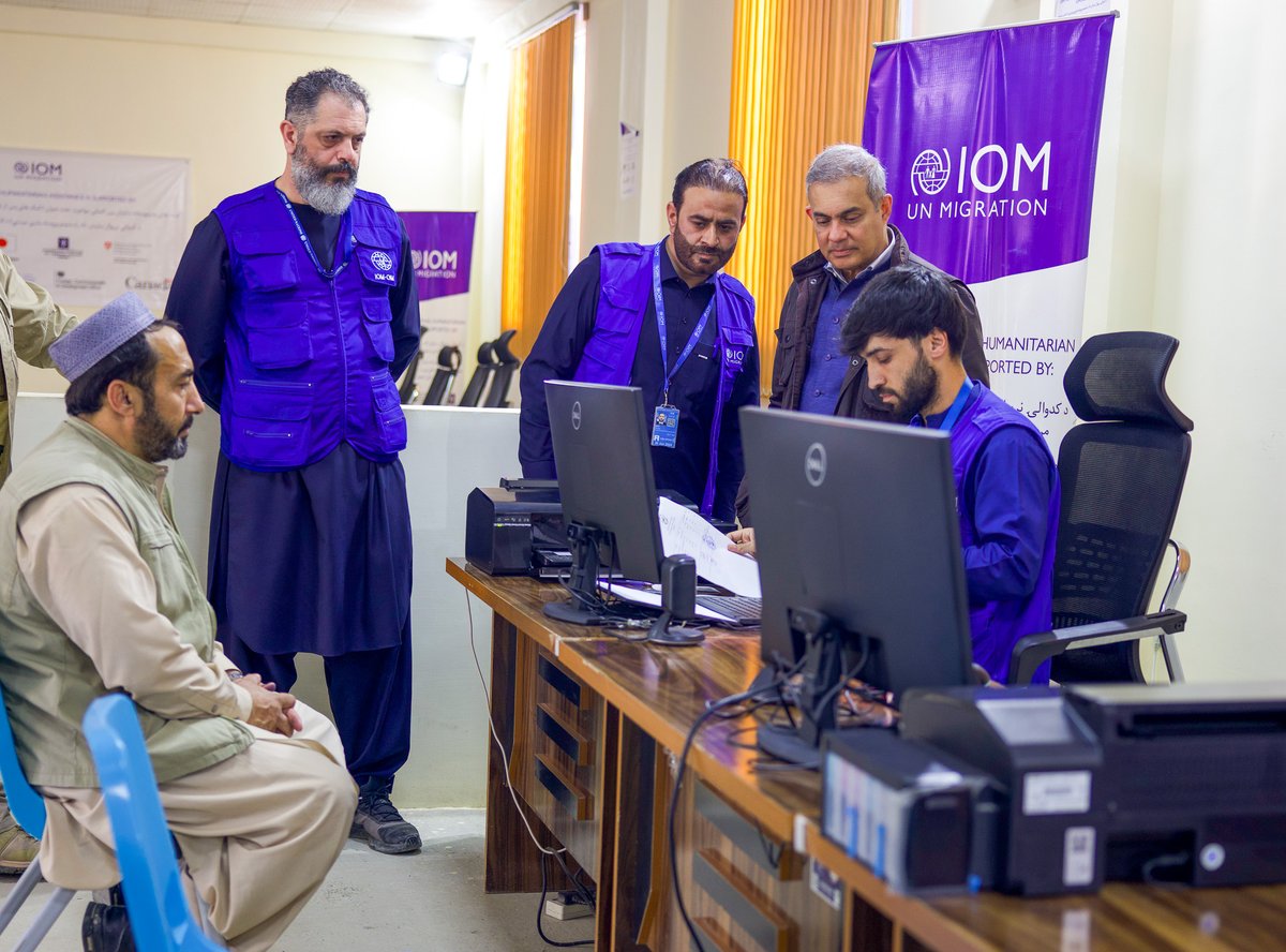 Yesterday, @IndrikaRatwatte, @MariaMoita01 & heads of UN agencies visited the Torkham border to observe the assistance provided by IOM and partners to vulnerable Afghan returnees. They toured the facilities, including IOM's transit center, and interacted with the returnees.