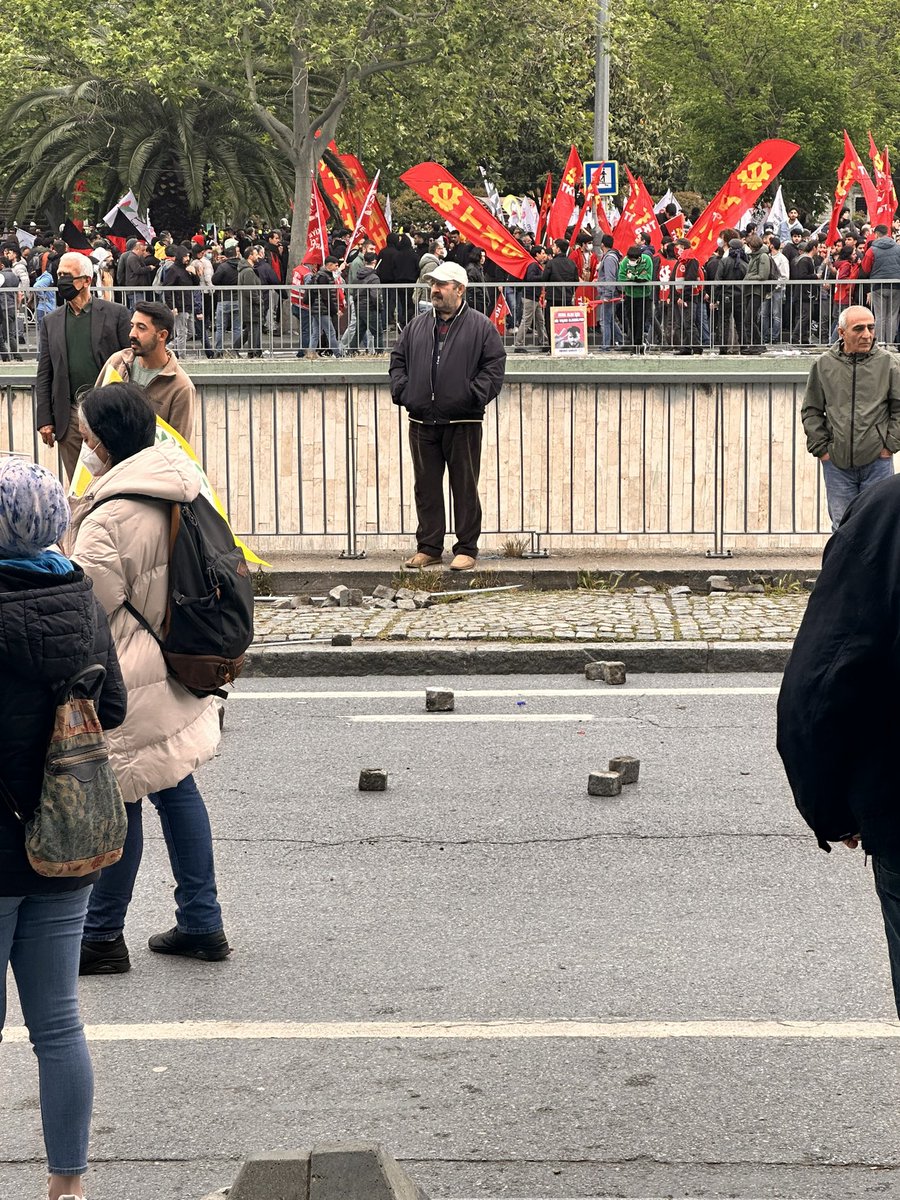 Sarçhane sökülerek polise atılan kaldırım taşları