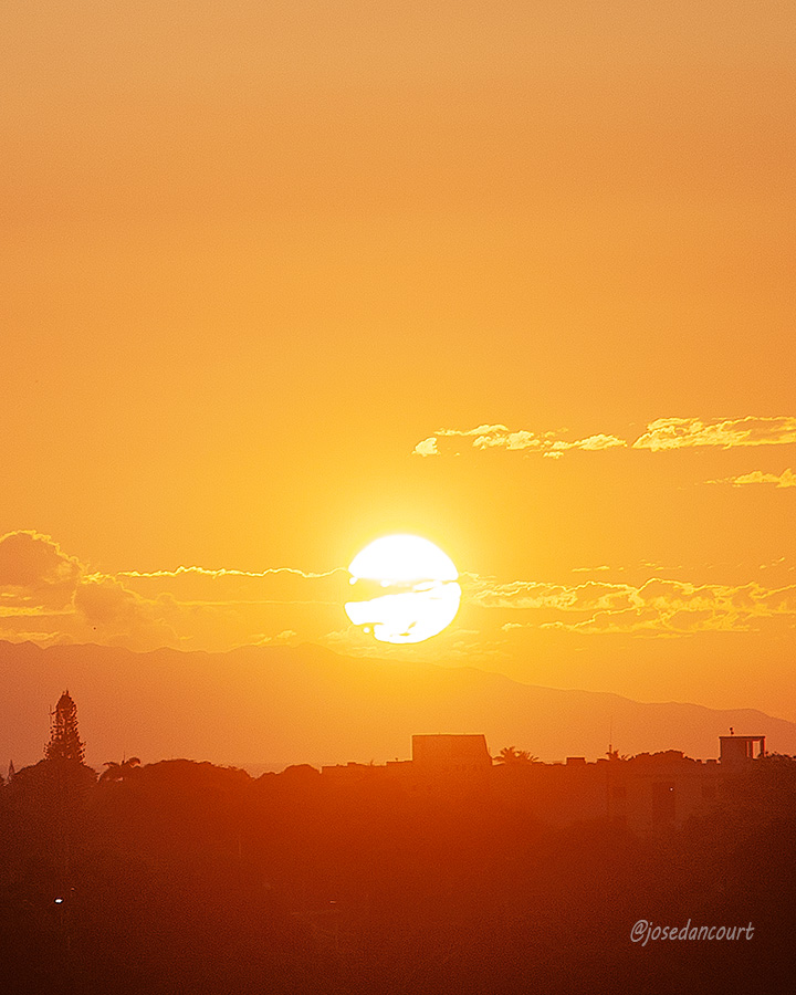 Filigranas doradas al salir un sol refulgente al amanecer.
#Sunrise #Sun #Color #Cumana #Relax #photography 

#CursoFotografiaTwitter
Gratuito
Autoestudio
Acceso en post fijado en mi perfil X