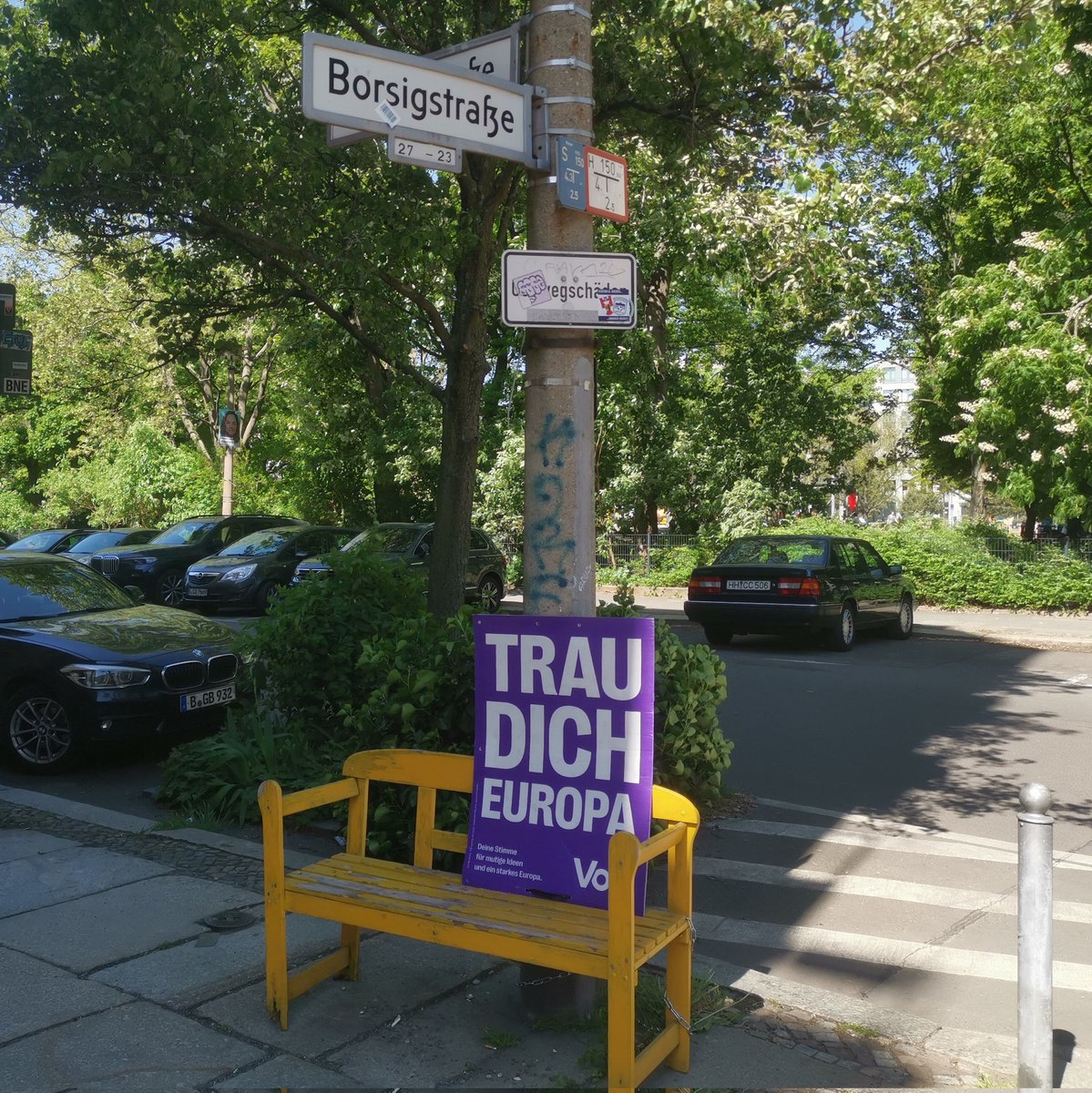 Liebe Wahlkämpfende @VoltDeutschland @Volt_Berlin 🗳️📢 jemand riß eure Plakate im Berliner #romantikkiez an der S Nordbahnhof ab: sichergestellt und an der Ecke #Borsigstraße #Schlegelstraße deponiert 👍🏻👍🏼👍🏿
Danke für euer #Engagement im #Europawahlkampf 2024 🇪🇺
Viel Erfolg 💭