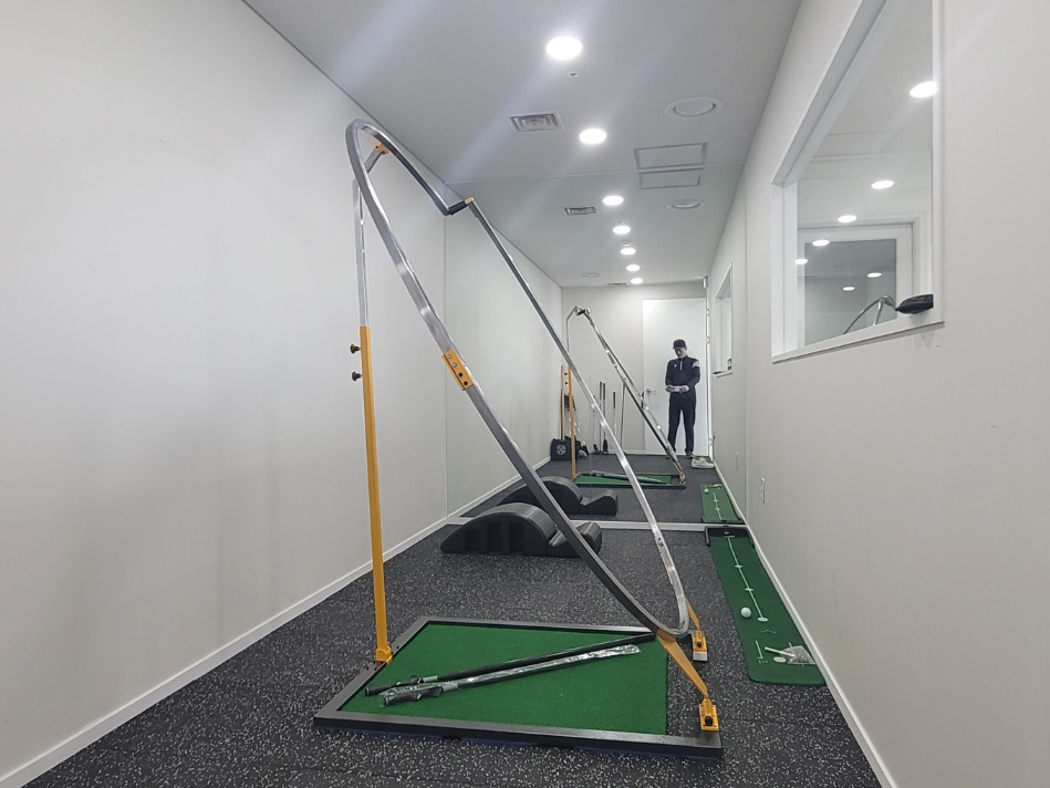 Proswing_Inc's tweet image. 회사에 골프스윙기를 설치하여 대표님과 직원들이 함께 사용하니 분위기도 좋아지고 골프로 모두가 행복해 합니다.^^
동료들과 올바른 궤도로 스윙연습하며 서로 레슨 합니다.^^

제품문의:1899-6637

#티샷연습기 #골프연습스윙기 #골프궤도교정장비 #드라이버궤도링 #아이언궤도링 #골프연습장필수템