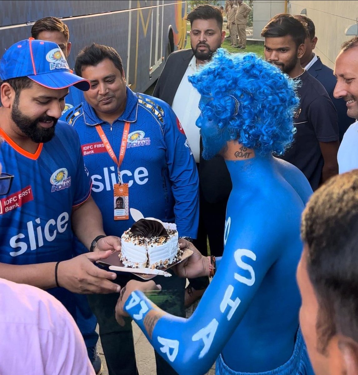 Rohit Sharma celebrated his birthday with his biggest fan. 👌

- Nice gesture by Ro...!!!!