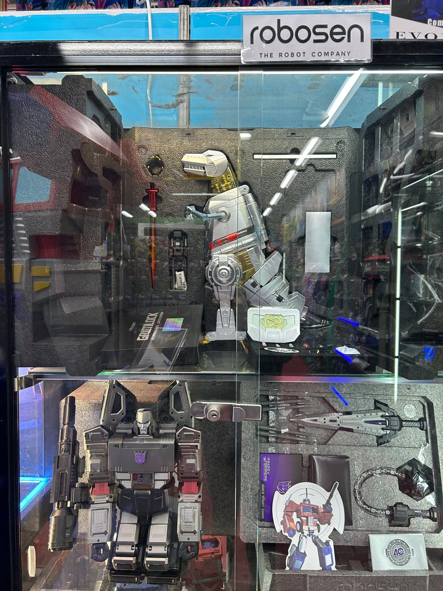 フラッグシップメガトロンのサンプル機がヨドバシアキバ6Fのトランスフォーマー＆robosenコーナーに展示開始。まだ改善中で最終的製品仕様ではありませんが、現時点の姿をご覧ください。…