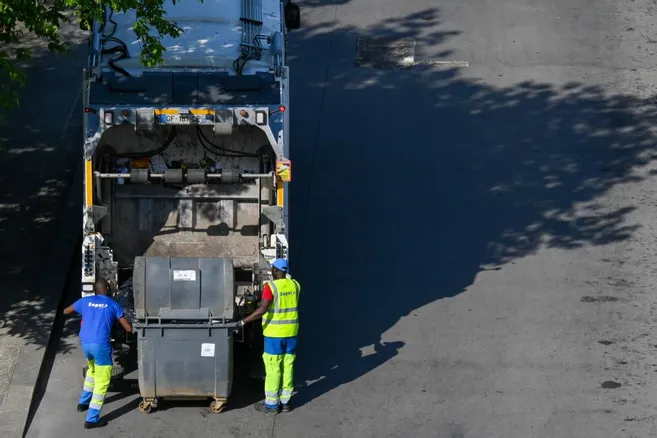 JO 2024 : les éboueurs parisiens menacent de faire grève 🔽 lamontagne.fr/paris-75000/ac…